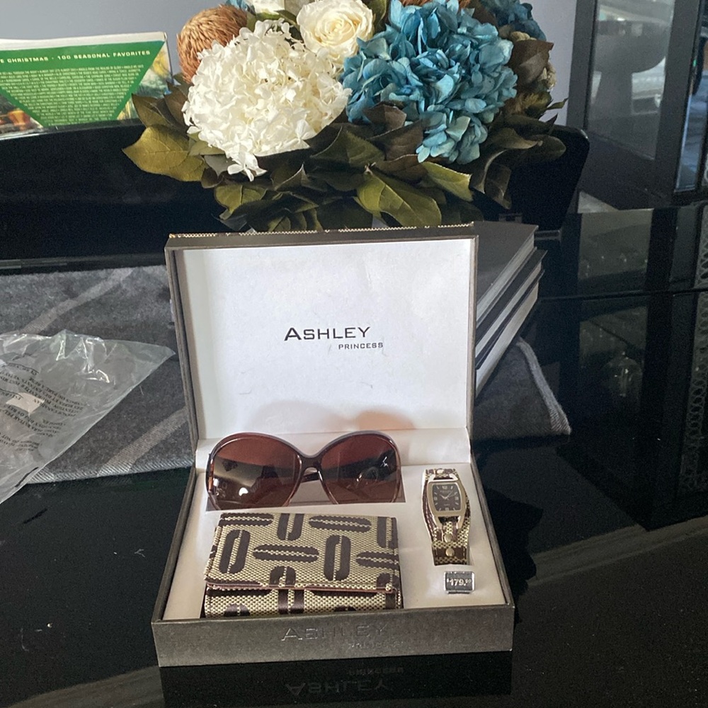 NIB Ashley Princess Brown Sunglasses, wallet and watch Accessory Set